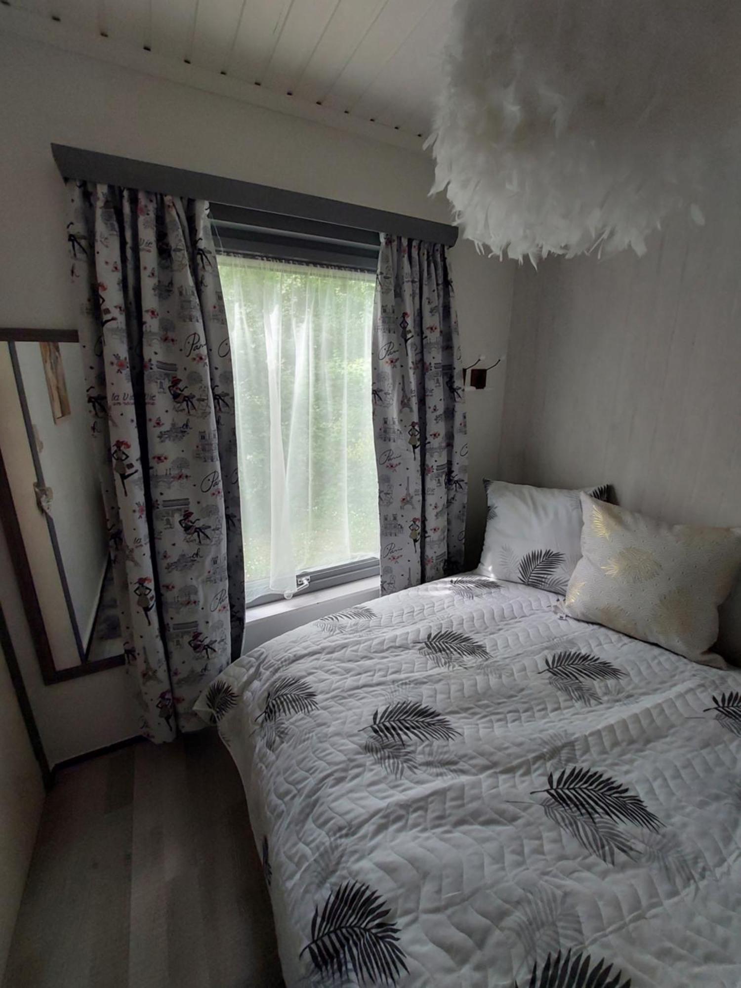 Le Petit Chalet - Bungalow Waulsort Bagian luar foto