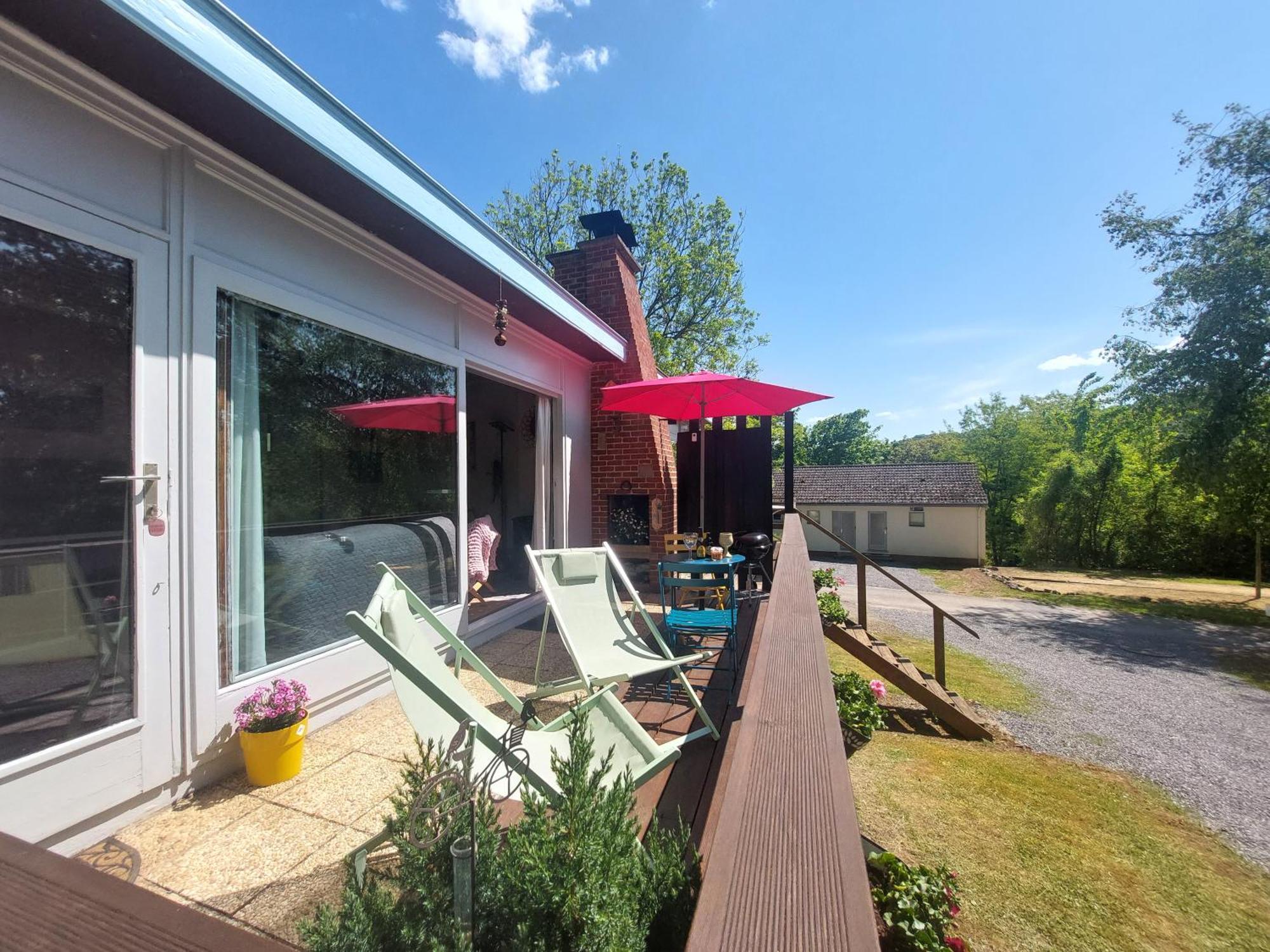 Le Petit Chalet - Bungalow Waulsort Bagian luar foto